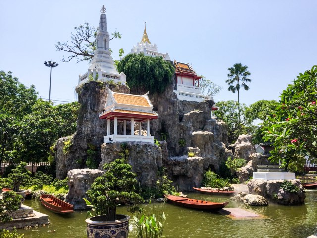 white wat garden